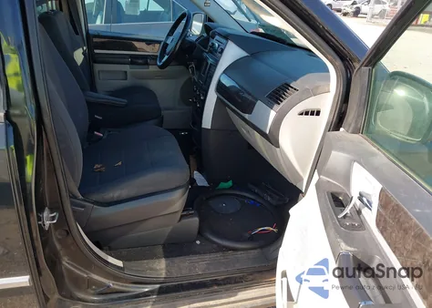 2010 Dodge Grand Caravan Sxt z USA, uszkodzony, nr VIN 2D4RN5D1XAR180316